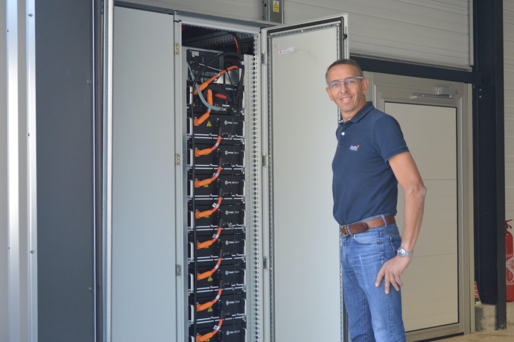 Vincent Combes avec sa nouvelle armoire AEH contenant 100 kWh de stockage 